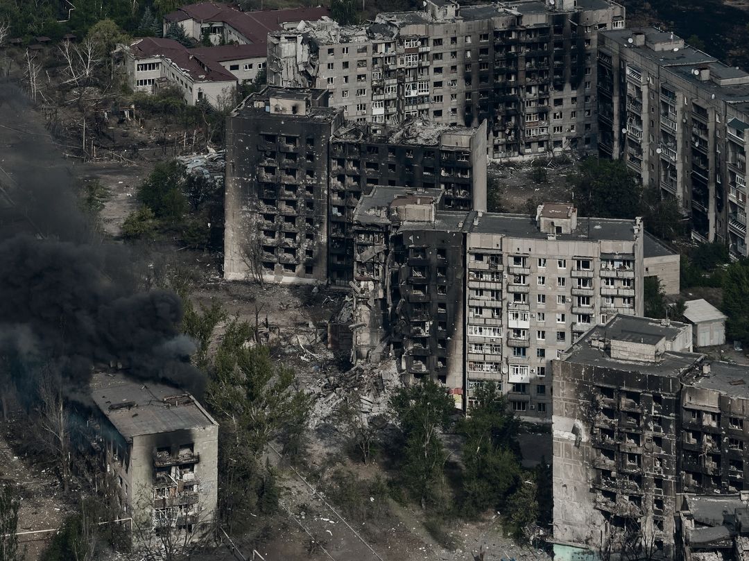 Місто Торецьк на Донеччині було перетворено на руїни російською військовою агресією. Липень 2024. Фото: Костянтин і Влада Ліберови